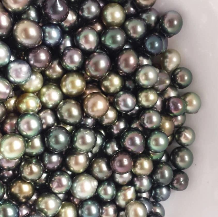 Perles de Tahiti aux reflets verts, gris et dorés